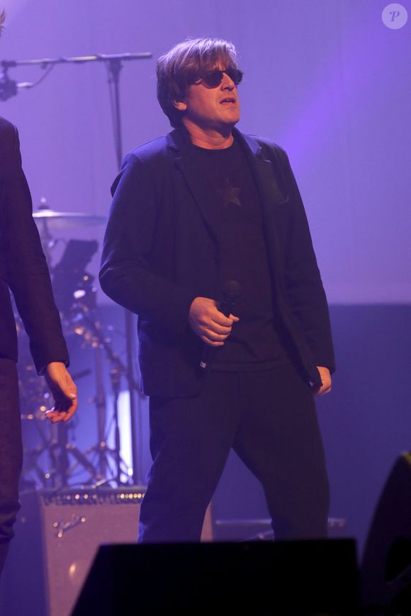 Après sa tournée, cap sur la Corse pour profiter de son célèbre papa.

Thomas Dutronc - 16ème Gala de la Fondation « Recherche Alzheimer » à l’Olympia à Paris. Le 20 mars 2023
© Bertrand Rindoff Petroff / Bestimage