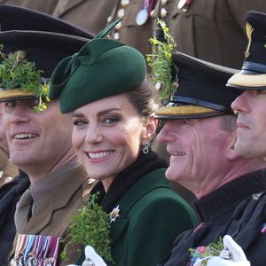 Sa tenue complète incluait une ceinture Twinset et un chapeau Gina Foster, saluée par les fans pour son style irréprochable.

Kate Middleton assiste au défilé de la Saint-Patrick des Irish Guards à la caserne de Mons, Aldershot.
Julien Burton / Bestimage