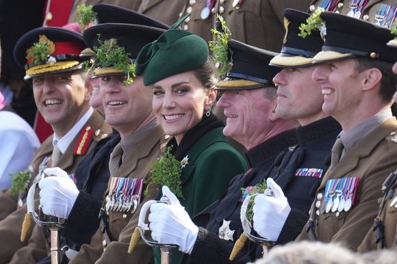 Sa tenue complète incluait une ceinture Twinset et un chapeau Gina Foster, saluée par les fans pour son style irréprochable.

Kate Middleton assiste au défilé de la Saint-Patrick des Irish Guards à la caserne de Mons, Aldershot.
Julien Burton / Bestimage