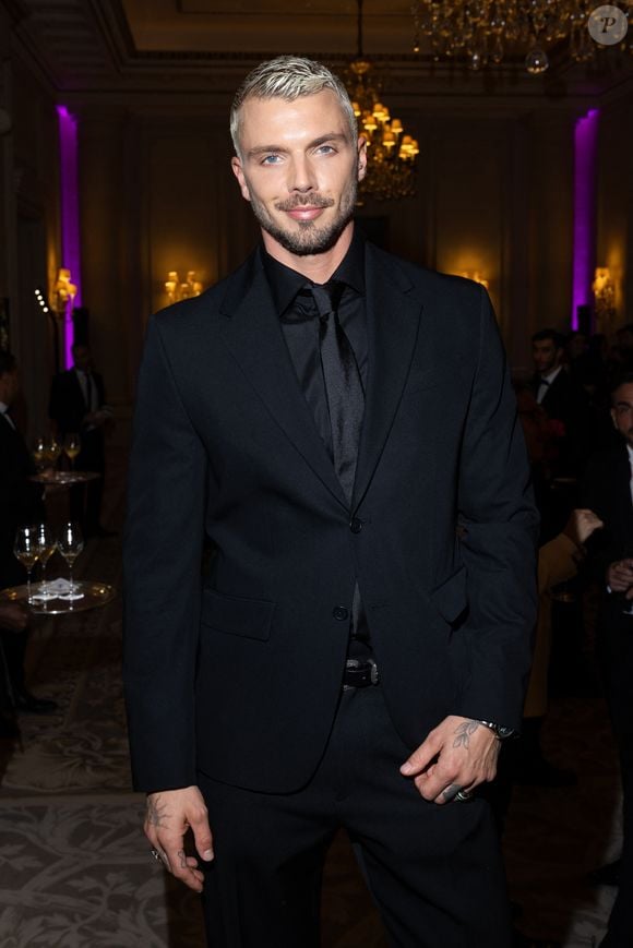 "J’ai juste un petit truc sur la danse, ils devaient créer une chorégraphie et là, elle a repris la choré de Roxanne", a-t-il lâché après sa prestation.

Jonathan Jenvrin - Global Gift Gala Paris à l'hôtel Four Seasons George V à Paris le 8 novembre 2025. © Cyril Moreau/Bestimage