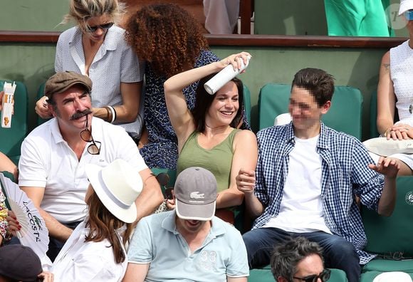 Jean Dujardin, son fils Simon et sa compagne Nathalie Péchalat dans les tribunes lors de la finale homme des Internationaux de Tennis de Roland-Garros à Paris, le 11 juin 2017. © Jacovides-Moreau/Bestimage