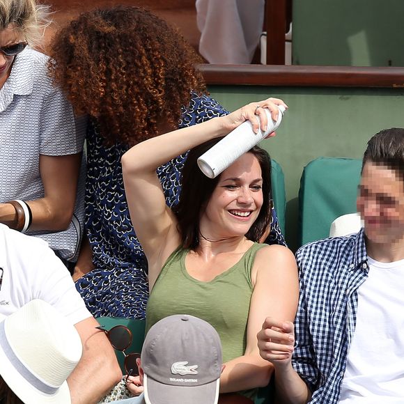 Jean Dujardin, son fils Simon et sa compagne Nathalie Péchalat dans les tribunes lors de la finale homme des Internationaux de Tennis de Roland-Garros à Paris, le 11 juin 2017. © Jacovides-Moreau/Bestimage
