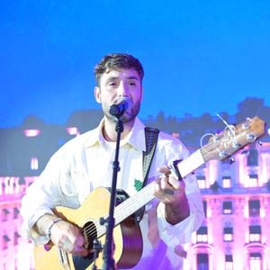 Jérémy Frérot - Photocall du 5ème gala de charité de l'association "Les Bonnes Fées" à l'occasion de la campagne mondiale "Octobre Rose" à l'hôtel Peninsula, Paris le 3 octobre 2024. A l'occasion de la campagne mondiale "Octobre Rose", l'hôtel Peninsula Paris lance son programme caritatif "Peninsula in Pink", dont les bénéfices de 254 400 Euros seront reversés à l'association "Les Bonnes Fées". © Rachid Bellak/Bestimage