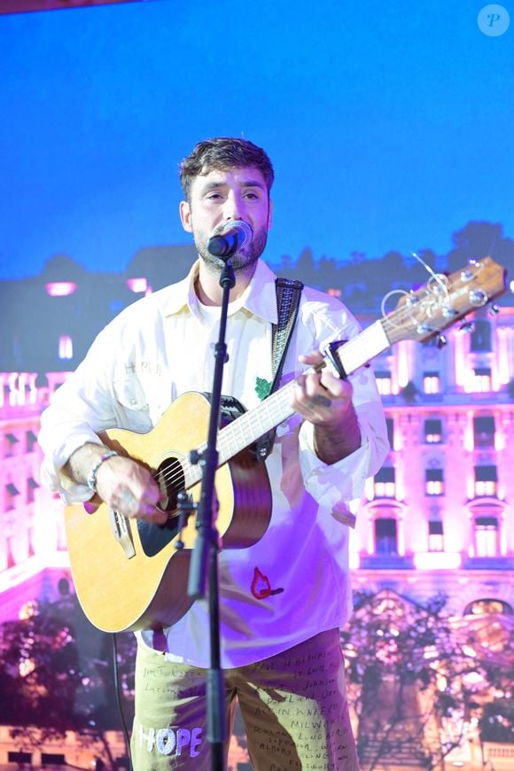 Jérémy Frérot - Photocall du 5ème gala de charité de l'association "Les Bonnes Fées" à l'occasion de la campagne mondiale "Octobre Rose" à l'hôtel Peninsula, Paris le 3 octobre 2024. A l'occasion de la campagne mondiale "Octobre Rose", l'hôtel Peninsula Paris lance son programme caritatif "Peninsula in Pink", dont les bénéfices de 254 400 Euros seront reversés à l'association "Les Bonnes Fées". © Rachid Bellak/Bestimage