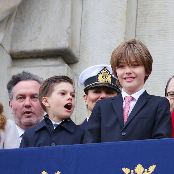 La princesse Victoria de Suède, le prince Daniel de Suède,  la Princesse Estelle de Suède, le Prince Oscar, la princesse Madeleine de Suède,  Chris O´Neill, le Prince Nicolas, la Princesse Adrienne  célèbrent l'anniversaire de Gustaf de Suède lors d'une parade militaire et en faisant une apparition au balcon du palais royal de Stockholm avec sa famille le 30 avril 2025.   © Dana Press/Bestimage