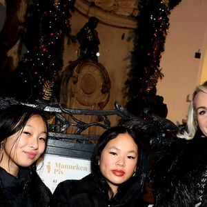 Laeticia Hallyday et Jalil Lespert, accompagnés de Jade et Joy sont allés rendre visite au Manneken-Pis qui a été rhabillé en hommage à Johnny Hallyday à Bruxelles le 20 décembre 2022. 

© Dominique Jacovides / Bestimage