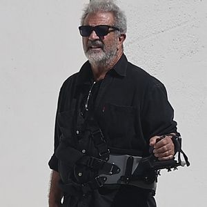 Les deux acteurs s'étaient rencontrés en 2021.
EXCLUSIF Malibu, CA - Mel Gibson révèle des taches chauves alors qu'il quitte un café à Malibu, portant une écharpe au bras suite à une récente opération à l'épaule. Backgrid USA / Bestimage