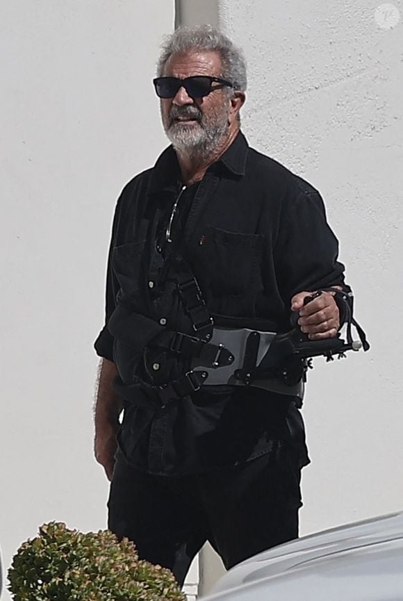 Les deux acteurs s'étaient rencontrés en 2021.
EXCLUSIF Malibu, CA - Mel Gibson révèle des taches chauves alors qu'il quitte un café à Malibu, portant une écharpe au bras suite à une récente opération à l'épaule. Backgrid USA / Bestimage