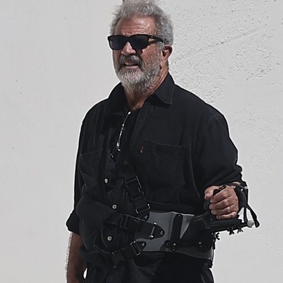 Les deux acteurs s'étaient rencontrés en 2021.
EXCLUSIF Malibu, CA - Mel Gibson révèle des taches chauves alors qu'il quitte un café à Malibu, portant une écharpe au bras suite à une récente opération à l'épaule. Backgrid USA / Bestimage