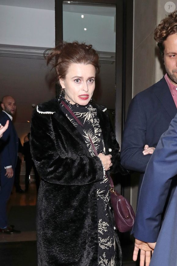 Helena Bonham Carter et son compagnon Rye Dag Holmboe quittent la projection de l'émission "My Grandparents War" à Londres, le 11 novembre 2019.

©Bestimage