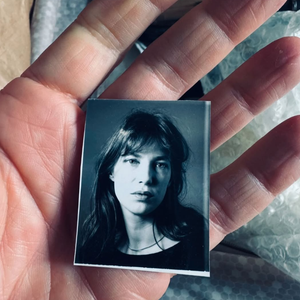 De son côté, Charlotte Gainsbourg a elle aussi fêter l'anniversaire de sa défunte mère en publiant une photo sur Instagram

Charlotte Gainsbourg célèbre l'anniversaire de sa mère défunte mère Jane Birkin.