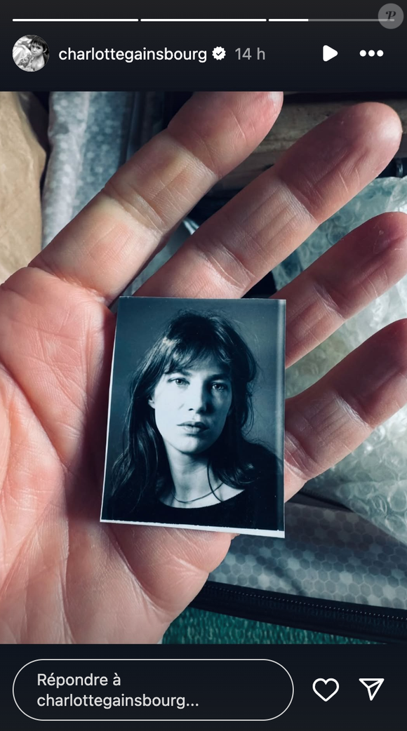 De son côté, Charlotte Gainsbourg a elle aussi fêter l'anniversaire de sa défunte mère en publiant une photo sur Instagram

Charlotte Gainsbourg célèbre l'anniversaire de sa mère défunte mère Jane Birkin.