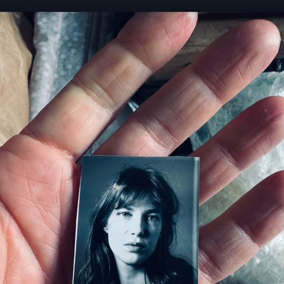De son côté, Charlotte Gainsbourg a elle aussi fêter l'anniversaire de sa défunte mère en publiant une photo sur Instagram

Charlotte Gainsbourg célèbre l'anniversaire de sa mère défunte mère Jane Birkin.