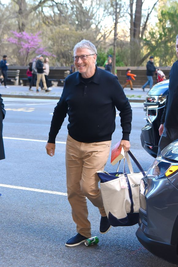 Exclusif - Bill Gates va déjeuner avec sa fille Jennifer et son gendre N.Nassar au restaurant "Jean-Georges" à New York pour les fêtes de Pâques, le 17 avril 2022. The ImageDirect / Bestimage