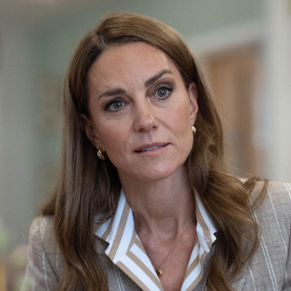 Kate Middleton était en visite officielle dans un hôpital anglais

La princesse de Galles lors d'une visite du jardin de bien-être de la RHS à l'hôpital de Colchester dans l'Essex. Cette visite coïncide avec la donation de 50 plants de Catherine's Rose, nommés en l'honneur de la princesse par la RHS, dont les fonds provenant des ventes seront reversés à la Royal Marsden Cancer Charity. Photo par Stefan Rousseau/PA Wire/ABACAPRESS.COM