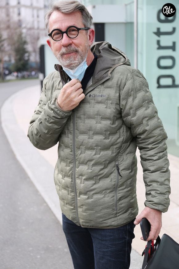 Exclusif - Jamy Gourmaud, en deuil suite au décès d'un expert de son émission "Le monde de Jamy", à la sortie des studios de Radio France à Paris. Le 10 mars 2021