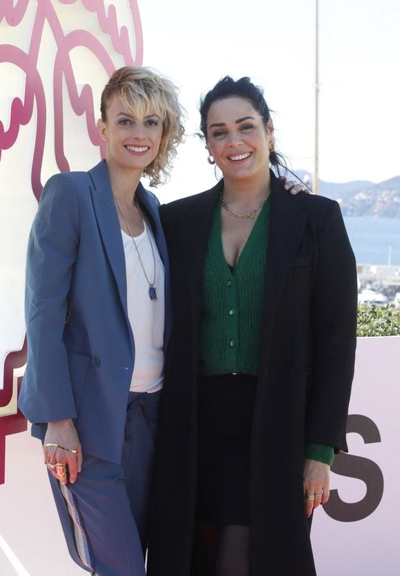 Sara Mortensen et Lola Dewaere au photocall de la série "Astrid et Raphaëlle" lors de la 5ème saison du festival International des Séries "Canneseries" à Cannes, France, le 2 avril 2022. © Denis Guignebourg/Bestimage
