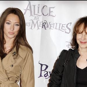 Laura Smet et Nathalie Baye à la première du spectacle "Alice au pays des merveilles" au théâtre Mogador à Paris. OLIVIER BORDE / BESTIMAGE