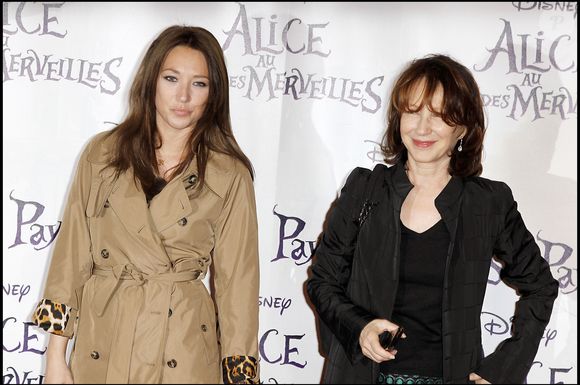 Laura Smet et Nathalie Baye à la première du spectacle "Alice au pays des merveilles" au théâtre Mogador à Paris. OLIVIER BORDE / BESTIMAGE