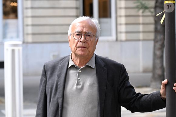 Il s'agit de l'homme d'affaire Jean-Claude Dassier, qui a déclaré le mois dernier en parlant des personnes étrangères dans les établissements pénitenciers : 

Jean-Claude Dassier - Sorties des obsèques de Nonce Paolini en l'église Saint-Honoré-d'Eylau, 66 bis, avenue Raymond-Poincaré à Paris, France, le 23 juillet 2024.