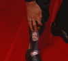 Pierre Niney complice sur le tapis rouge avec sa belle Natasha, l'acteur porte des chaussettes très spéciales ce soir pour les César ! Capture d'écran Canal+