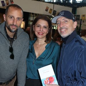 Le plus jeune de la fratrie Elmaleh n'est à l'époque pas encore très connu du grand public, à l'inverse de Virginie Ledoyen qui a déjà joué dans le blockbuster "La Plage"...
Arié Elmaleh, Judith Elmaleh et Gad Elmaleh pendant le Festival du livre de Paris, le 22 avril 2023, Paris, France. Photo Jerome Dominé/Abaca