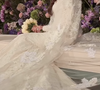 Un collier Swarovski imposant et des pièces montées rococo ont marqué le décor.

La princesse Nouf porte une robe Dolce & Gabbana pour son mariage avec le prince Nawaf ben Fahad Al Faisal Al Farhan via Instagram @arabianroyalagency