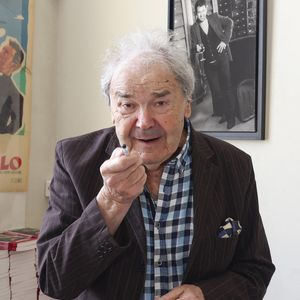"Pour l’occasion, élèves et enseignants se sont retrouvés autour d’une journée festive, rythmée par des ateliers et de nombreux temps forts, en présence de Pierre Perret, dont les mots et les chansons ont traversé les générations", peut-on lire sur la publication Facebook du département du Val-d’Oise, postée le jeudi 17 septembre dernier.

Pierre Perret - 30ème Journées Nationales du Livre et du Vin à Saumur le 11 avril 2026. © Jack Tribeca / Bestimage