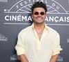 L’humoriste avait été contacté après avoir été repéré lors de castings dans des comedy clubs à Los Angeles.

Kev Adams au photocall de la cérémonie de clôture de de la 5ème édition du Festival du Cinéma Français & Gastronomie (7ème art et gastronomie), à à Aix-les-Bains, France, le 6 juin 2026. © Denis Guignebourg/Bestimage