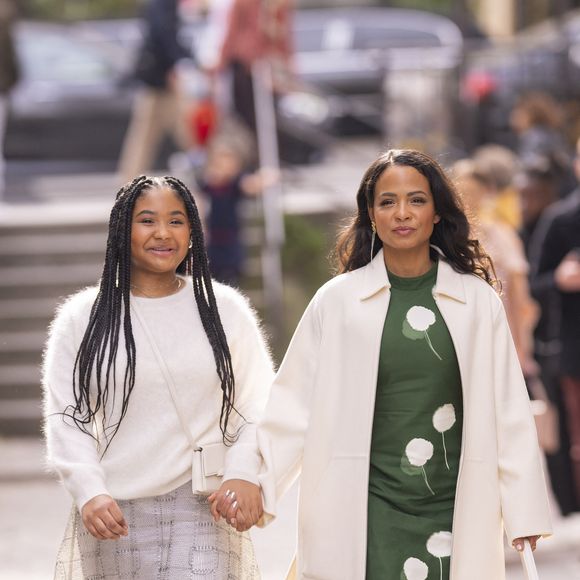 Vêtus d'une tenue blanche, les deux petits garçons arborent fièrement un maillot floqué de leur prénom et du numéro 7.

Christina Milian et Violet Madison, sa fille aînée au défilé Akris "Collection Prêt-à-Porter Automne/Hiver 2025-2026" lors de la Fashion Week de Paris (PFW), le 9 mars 2025
© Pierre Perusseau / Tiziano da Silva / Bestimage