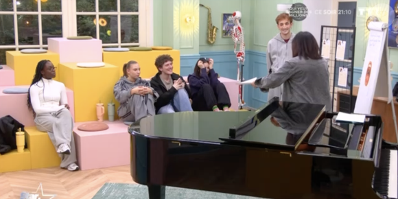 Et cela donne parfois quelques situations cocasses. 

Extrait de la quotidienne de la "Star Academy"