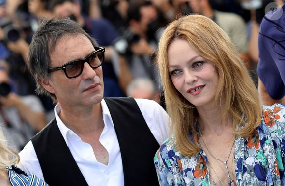 Vanessa Paradis, Samuel Benchetrit (réalisateur) au photocall du film Cette musique ne joue pour personne (Cannes première) lors du 74ème festival international du film de Cannes le 10 juillet 2021 © Borde / Jacovides / Moreau / Bestimage