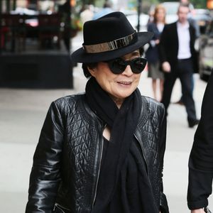 Yoko Ono est allée déjeuner avec des amis à New York, le 4 juin 2015. © Bestimage