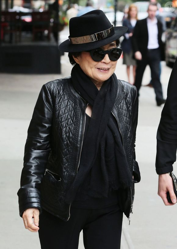 Yoko Ono est allée déjeuner avec des amis à New York, le 4 juin 2015. © Bestimage