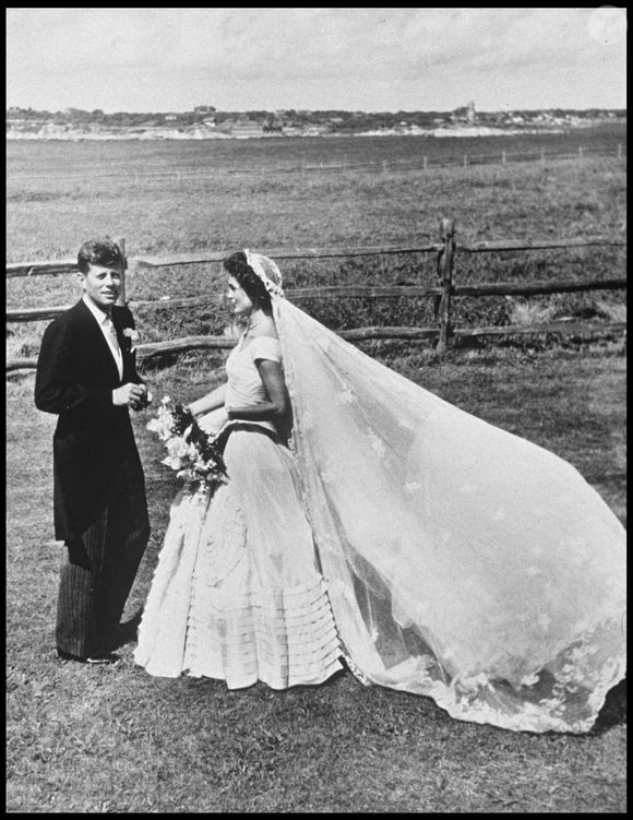 Archives - John Fitzgerald Kenney et Jacqueline Bouvier (Jackie Kennedy) le jour de leur mariage à Newport en 1953. (Alpha Agency/Bestimage).