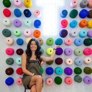 Le concept du tufting ? Manier le "pistolet à laine" pour tisser et créer ses propres tapis et objets déco ultra-colorés et texturés.

Exclusif - Rendez-vous avec Ninon Dechavanne (fille de Christophe Dechavanne ) dans son Tufting Studio, un atelier dédié à l'exploration créative, où chacun peut s'initier à l'art du Tufting et concevoir sa propre œuvre à Paris le 5 septembre 2025.

© Julien Sarkissian / Bestimage