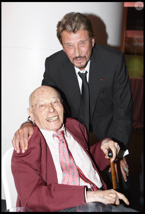 Son père était très aimé des rangs de l'armée, lui qui a fait son service militaire dans les années 1960

Serge Ravenel, compagnon de la libération, Johnny Hallyday - soirée pour la remise des insignes d'officier dans l'ordre de la légion d'honneur (archive)
©DOMINIQUE JACOVIDES / BESTIMAGE