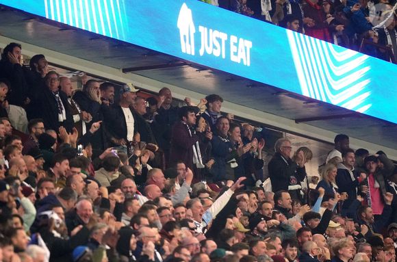 Le Prince de Galles dans les tribunes lors du quart de finale retour de l'UEFA Champions League à Villa Park, Birmingham. Date de la photo : mardi 15 avril 2025. Aston Villa - Paris Saint-Germain - UEFA Champions League - Quart de finale - Match retour - Villa Park ...  ©David Davies/PA Wire /ABACA