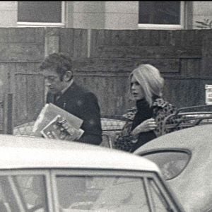 ""Il a été l'homme de mes nuits. Entre nous, c'était torride, fusionnel, intense. Ce qui m'a attirée, c'est son regard sur moi. Un regard que je n'ai jamais rencontré chez un homme."

Archives - Brigitte Bardot et Serge Gainsbourg dans la rue. 
Bestimage