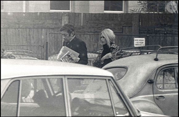 ""Il a été l'homme de mes nuits. Entre nous, c'était torride, fusionnel, intense. Ce qui m'a attirée, c'est son regard sur moi. Un regard que je n'ai jamais rencontré chez un homme."

Archives - Brigitte Bardot et Serge Gainsbourg dans la rue. 
Bestimage