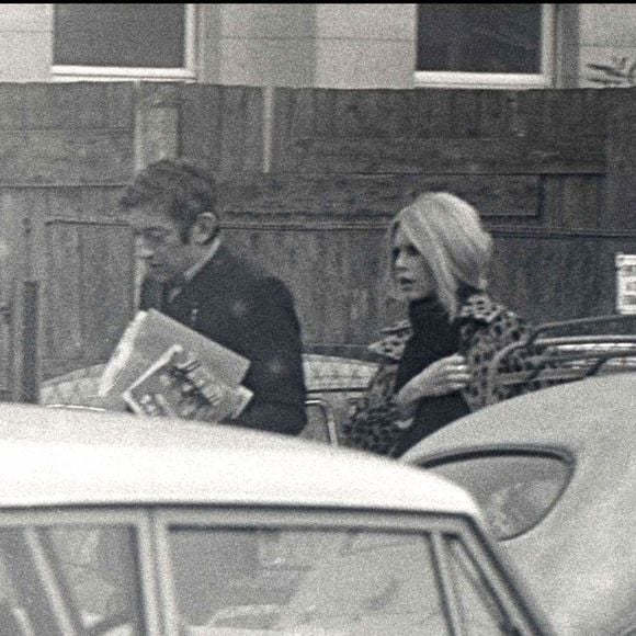 ""Il a été l'homme de mes nuits. Entre nous, c'était torride, fusionnel, intense. Ce qui m'a attirée, c'est son regard sur moi. Un regard que je n'ai jamais rencontré chez un homme."

Archives - Brigitte Bardot et Serge Gainsbourg dans la rue. 
Bestimage