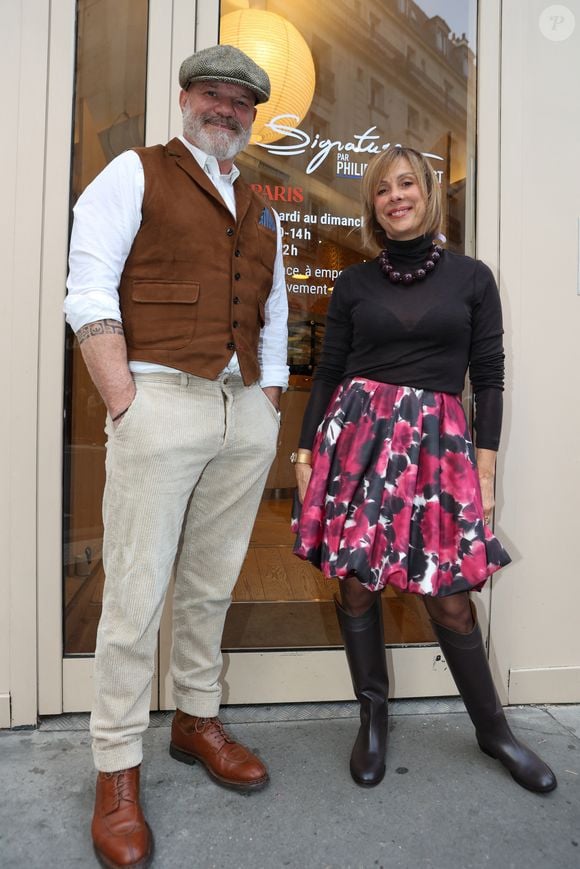 Au quotidien, le cuisinier n'est pas seul. Pour pouvoir briller, il peut compter sur le soutien sans faille de son épouse Dominique...

Le chef Philippe Etchebest et sa femme Dominique ouvrent le restaurant éphémère "Signature" au 25 rue Sedaine à Paris dans le 11ème arrondissement le 8 octobre 2025. © Jean-Marc Lhomer/Bestimage