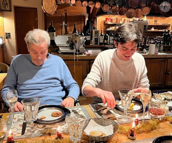 Dernier Noël d'Alain Delon dans sa maison de Douchy dans le Loiret. L'acteur entouré de ses fils Alain-Delon et Anthony et de Loup et Liv, les filles d'Anthony Delon. Décembre 2024.