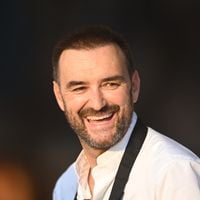 Une adorable coupe au bol et de jolis cheveux blonds : Cyril Lignac partage de rares clichés de son fils Léo, 4 ans