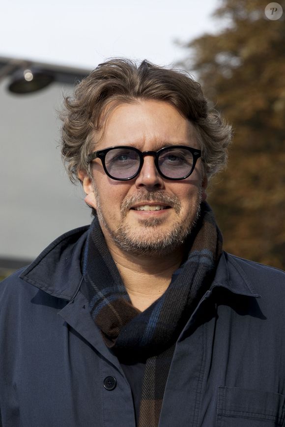 Exclusif - Alex Vizorek - Arrivées des personnalités à l'enregistrement de l'émission "Vivement dimanche", diffusée le 9 novembre 2025, aux studios Rive Gauche à Paris le 1er octobre 2025. © Vincenzo Arnone/Bestimage
