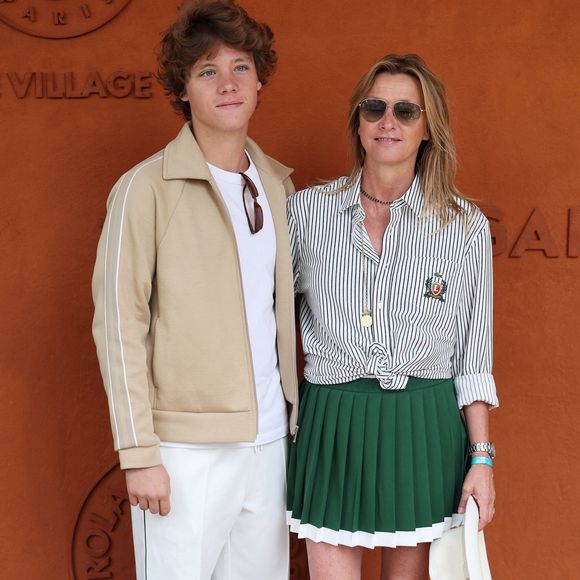 Sarah Poniatowski (Lavoine) et son fils Roman - Les célébrités au village lors des Internationaux de France de Tennis de Roland Garros le 1er juin 2025. © Dominique Jacovides / Bestimage