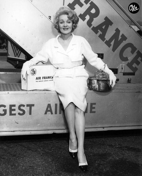 L'actrice et chanteuse y a vécu à l'abri des regards après avoir mis fin à sa carrière en 1975.

Marlene Dietrich arrive à l'aéroport international de New York à bord d'un vol d'Air France, après avoir achevé un engagement d'un mois à l'Olympia. Venue se reposer et assister à quelques spectacles, elle ne quitte pas des yeux une marmite de cuisine française qui lui avait été offerte. (Crédit photo : Keystone Press Agency / ZUMA Press Wire)