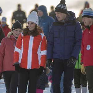 Le prince William, duc de Cambridge et Catherine Kate Middleton (enceinte), duchesse de Cambridge rencontrent des enfants de l'école de ski à Oslo le 2 février 2018. © AGENCE / BESTIMAGE