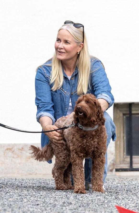 Princesse héritière Mette-Marit (la princesse Mette-Marit de Norvège), tournoi de football entre l’équipe de Skaugum et Asker Unified, Furuset Regnbuen et Strømsgodset TI au stade de Skaugum à Asker, Norvège, le 11 juin 2025. Dana Press / Bestimage