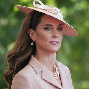 Mais leur collaboration de 15 ans touche à sa fin 

Le roi Charles III d'Angleterre et la reine consort Camilla accueillent le président Emmanuel Macron et sa femme Brigitte Macron au château de Windsor le 8 juillet 2025.

© Alberto Pezzali / Pool / Julien Burton via Bestimage